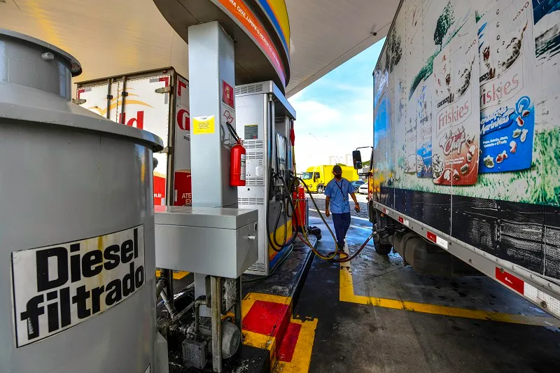 Diesel dispara no mundo: causas e impactos globais